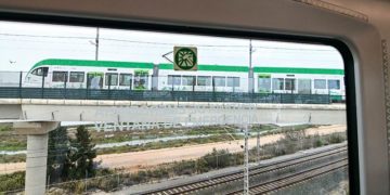 El tranvía visto desde otro tranvía por el Salto del Carnero / FOTO: Eulogio García