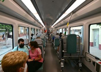 Una de las expediciones cruzando la calle Real de La Isla / FOTO: Eulogio García