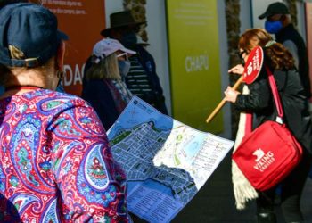 Turista con su plano por el centro de la capital / FOTO: Eulogio García