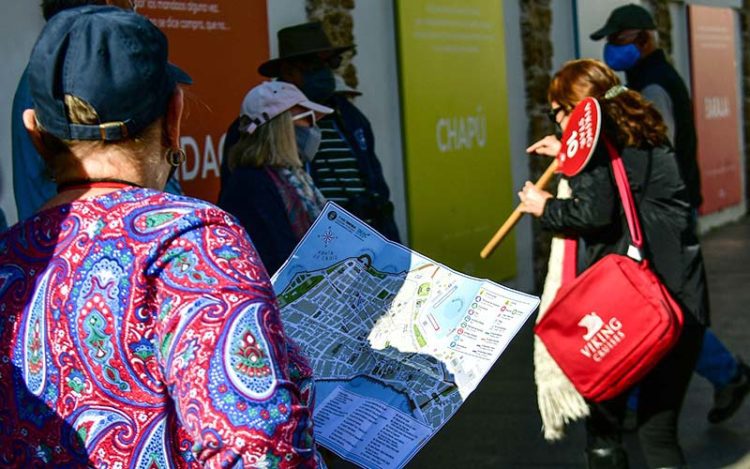 Turista con su plano por el centro de la capital / FOTO: Eulogio García