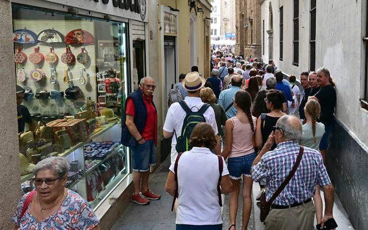 Grupo de cruceristas camino de la Catedral / FOTO: Eulogio García