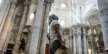 Turista en la Catedral de Cádiz / FOTO: Eulogio García