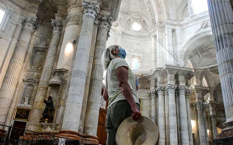 Turista en la Catedral de Cádiz / FOTO: Eulogio García