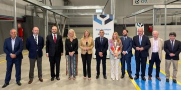 Posado de la comitiva que ha visitado la nave junto a la consejera / FOTO: Junta