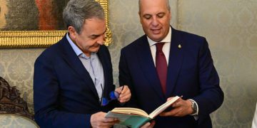 Ojeando el ejemplar de  la Constitución de 1812 de regalo / FOTO: Eulogio García