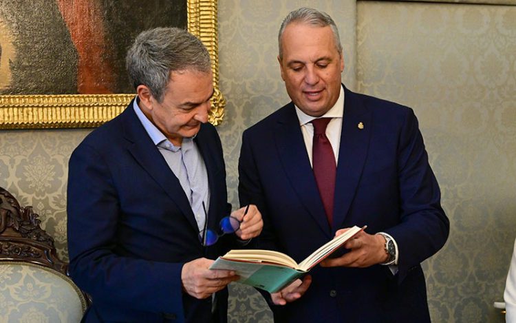 Ojeando el ejemplar de  la Constitución de 1812 de regalo / FOTO: Eulogio García