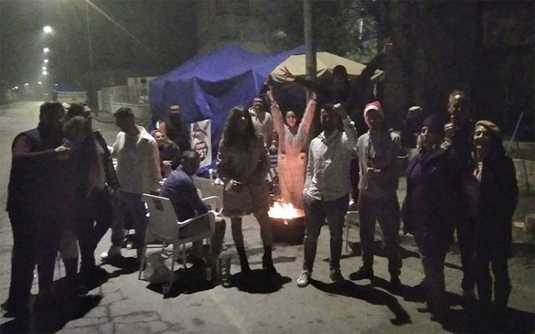 Pasando la nochebuena en la acampada frente a la empresa / FOTO: @ButronHuelga