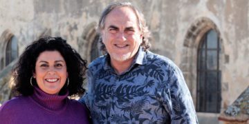 El chirigotero junto a la concejala de Fiestas / FOTO: Ayto.