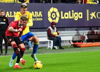 Alejo peleando un balón por su banda / FOTO: Eulogio García