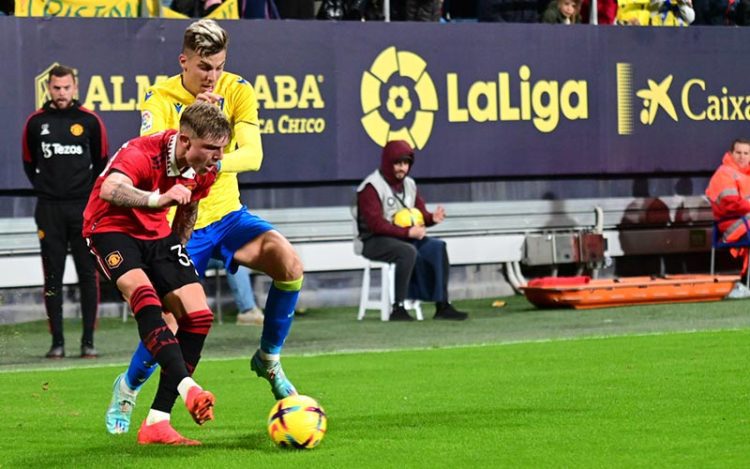 Alejo peleando un balón por su banda / FOTO: Eulogio García