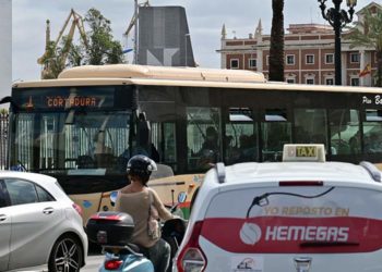 Bus por la avenida del Puerto / FOTO: Eulogio García