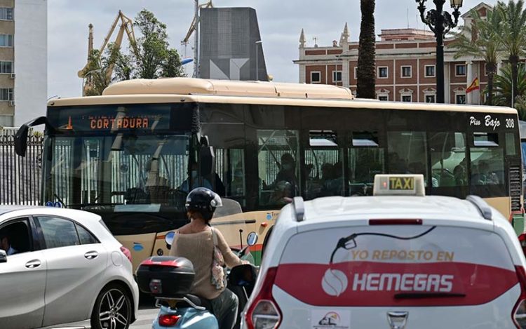 Bus por la avenida del Puerto / FOTO: Eulogio García