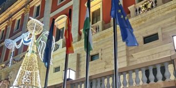 Las banderas se han colocado en un pedestal bajo la escalera / FOTO: Plataforma 3R