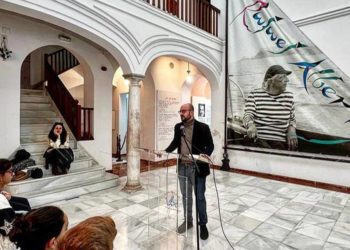 El alcalde participando en la lectura continuada de textos del poeta / FOTO: Ayto.