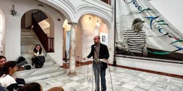 El alcalde participando en la lectura continuada de textos del poeta / FOTO: Ayto.