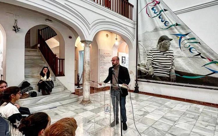 El alcalde participando en la lectura continuada de textos del poeta / FOTO: Ayto.