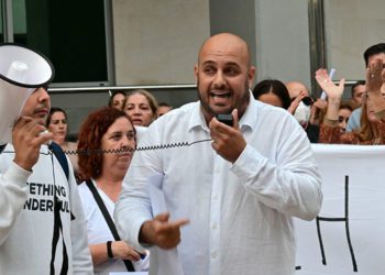 Participando en una protesta convocada por él mismo contra la subida de la luz / FOTO: Eulogio García