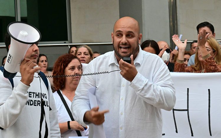 Participando en una protesta convocada por él mismo contra la subida de la luz / FOTO: Eulogio García