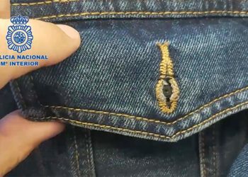 Una de las cámaras ocultas en una chaqueta vaquera / FOTO: Policía Nacional
