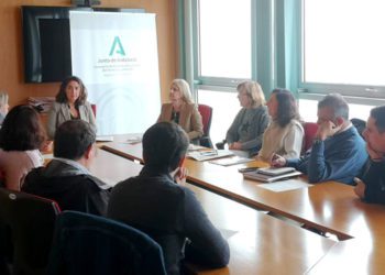 Vecinos reunidos con Carmen Sánchez / FOTO: Junta