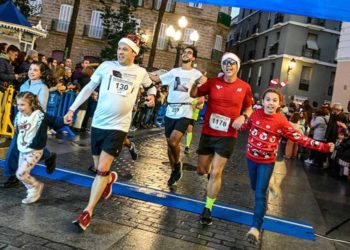 Cruzando la meta con los niños / FOTO: Eulogio García