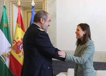 La alcaldesa saluda a Otero Chamorro / FOTO: Ayto.