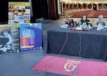 Presentando la programación en el mismo escenario del Falla / FOTO: Ayto.