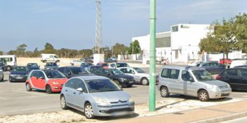 El centro de especialidades, al fondo