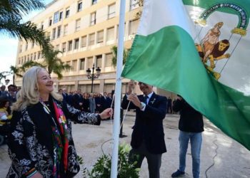 Izando la bandera en Cádiz / FOTO: Junta