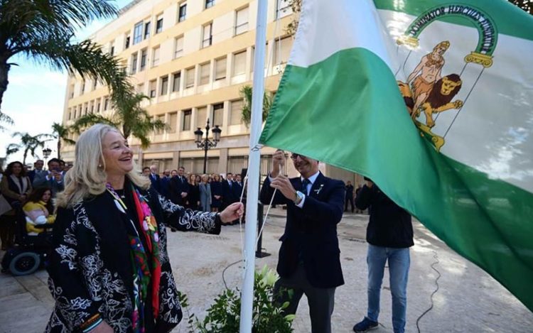 Izando la bandera en Cádiz / FOTO: Junta