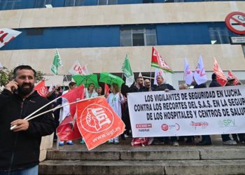 Concentración a la entrada del Puerta del Mar / FOTO: Eulogio García