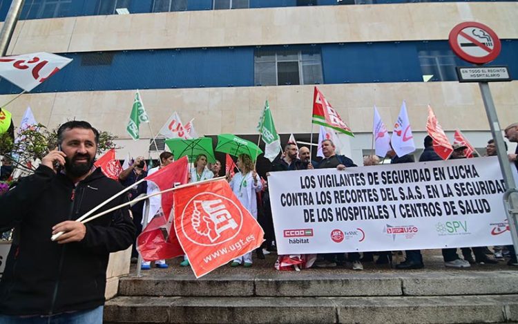 Concentración a la entrada del Puerta del Mar / FOTO: Eulogio García