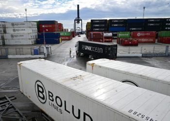 Movimiento de contenedores en el muelle Reina Sofia, zona que 'ganará' la ciudad / FOTO: Eulogio García