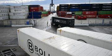 Movimiento de contenedores en el muelle Reina Sofia, zona que 'ganará' la ciudad / FOTO: Eulogio García