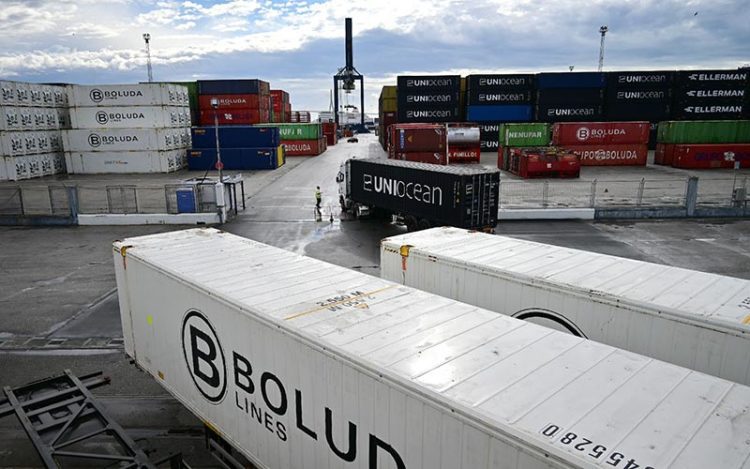 Movimiento de contenedores en el muelle Reina Sofia, zona que 'ganará' la ciudad / FOTO: Eulogio García