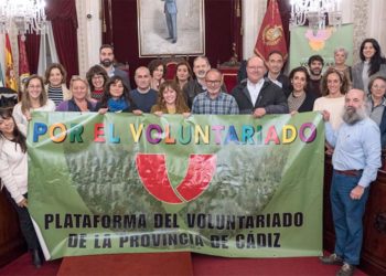 Tras la pancarta de la plataforma provincial / FOTO: Ayto.