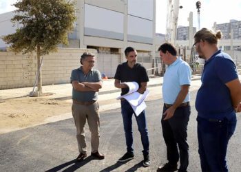 Díaz supervisando la reurbanización del entorno de la Cooperativa / FOTO: Ayto.