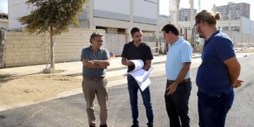 Díaz supervisando la reurbanización del entorno de la Cooperativa / FOTO: Ayto.