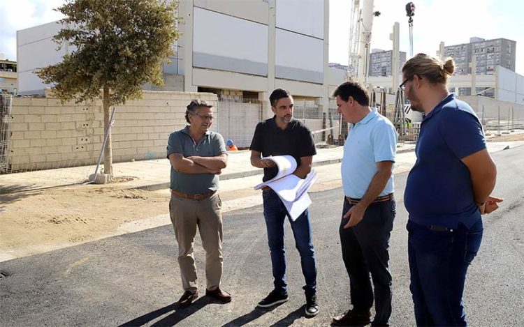 Díaz supervisando la reurbanización del entorno de la Cooperativa / FOTO: Ayto.