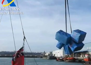 Descargando los fardos de droga en Cádiz / FOTO: Policía Nacional