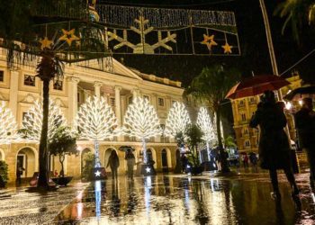 Detalle del alumbrado, a medio encender, en San Juan de Dios / FOTO: Eulogio García