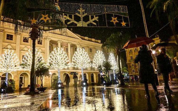 Detalle del alumbrado, a medio encender, en San Juan de Dios / FOTO: Eulogio García