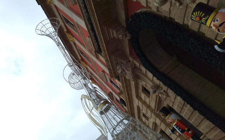 Detalle de la fachada navideña del Ayuntamiento / FOTO: DBC