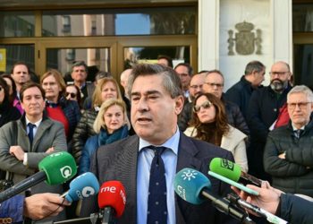 Fernando Estrella, vicedecano del Colegio de Abogados, atendiendo a los medios / FOTO: Eulogio García