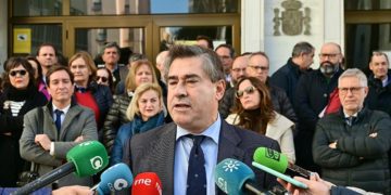 Fernando Estrella, vicedecano del Colegio de Abogados, atendiendo a los medios / FOTO: Eulogio García