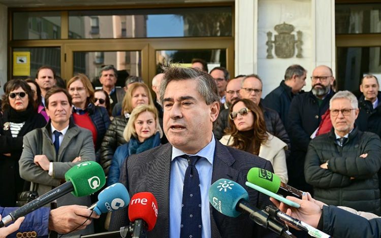 Fernando Estrella, vicedecano del Colegio de Abogados, atendiendo a los medios / FOTO: Eulogio García