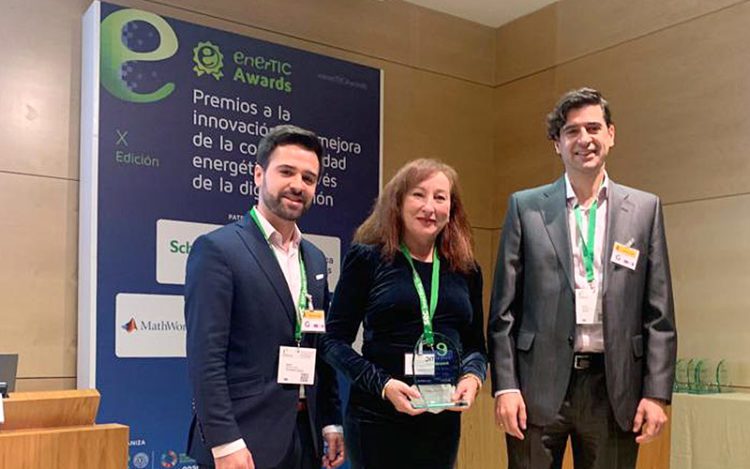 La diputada provincial Isabel Gallardo con el galardón / FOTO: Diputación