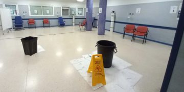 Los cubos bajo las goteras han vuelto a zonas de Urgencias / FOTO: CCOO
