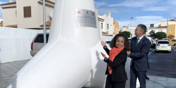 Junto al enorme tetrápodo con el nombre de la plaza / FOTO: Ayto.