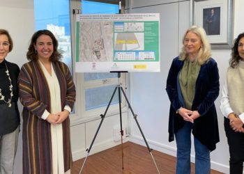 Representantes de la Junta posando junto al proyecto y el Borbón / FOTO: Junta